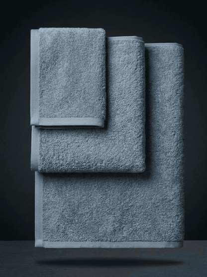 Set of three colored sponge towels by Sonno Velato, featuring soft blue and pastel shades, ideal for bathroom or kitchen use.