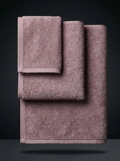 Set of three colored towels by Sonno Velato, featuring soft pink sponges in a three-piece towel set.