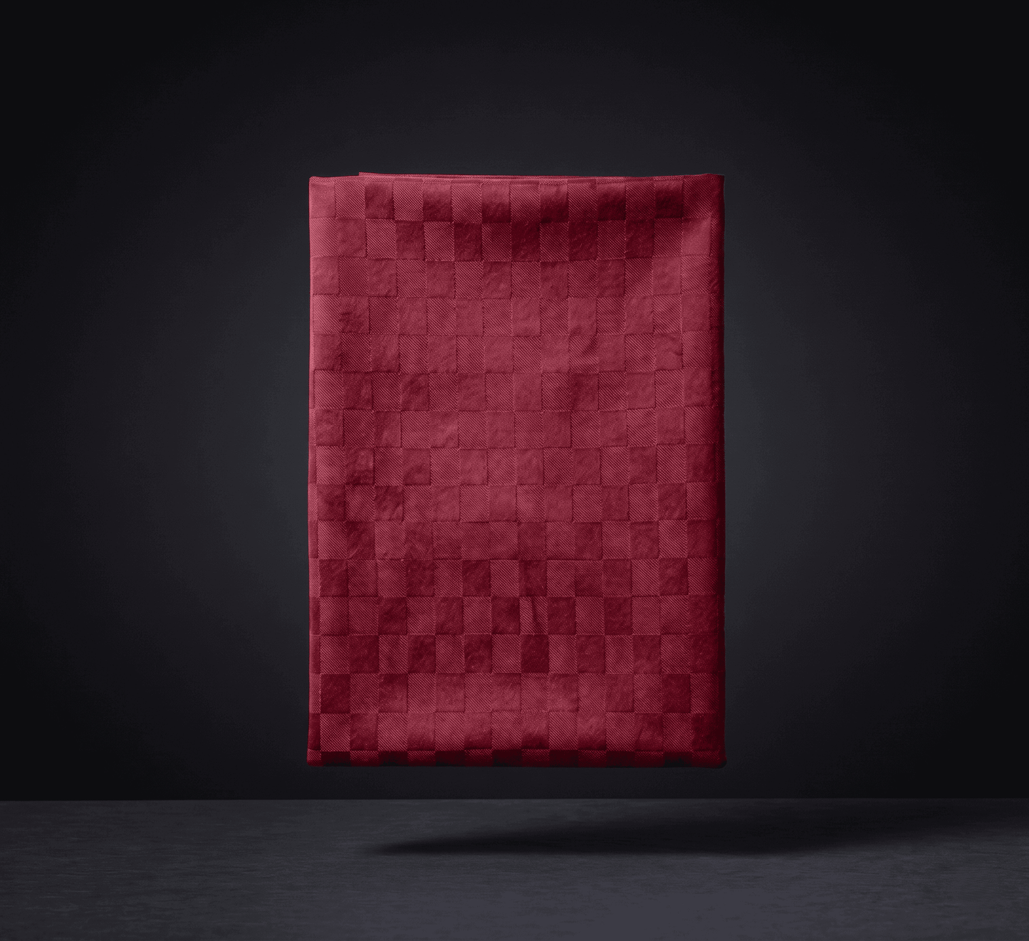 Tovaglia amaranto antimacchia e idrorepellente 140x175 cm, collezione Dama di Home Sweet Home, con elegante motivo a scacchi tono su tono.