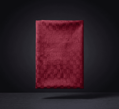 Tovaglia amaranto antimacchia e idrorepellente 140x175 cm, collezione Dama di Home Sweet Home, con elegante motivo a scacchi tono su tono.