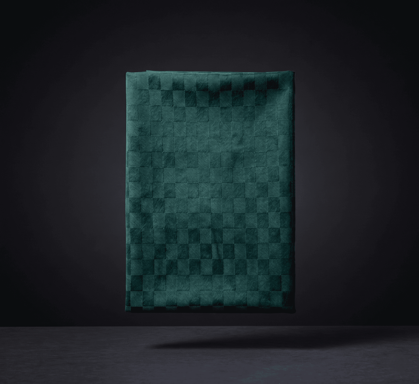 Tovaglia verde antimacchia e idrorepellente 140x175 cm, collezione Dama di Home Sweet Home, con elegante motivo a scacchi tono su tono.