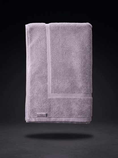 Colorful bathroom bath mats from Sonno Velato featuring a pink non-slip design for safety and comfort.