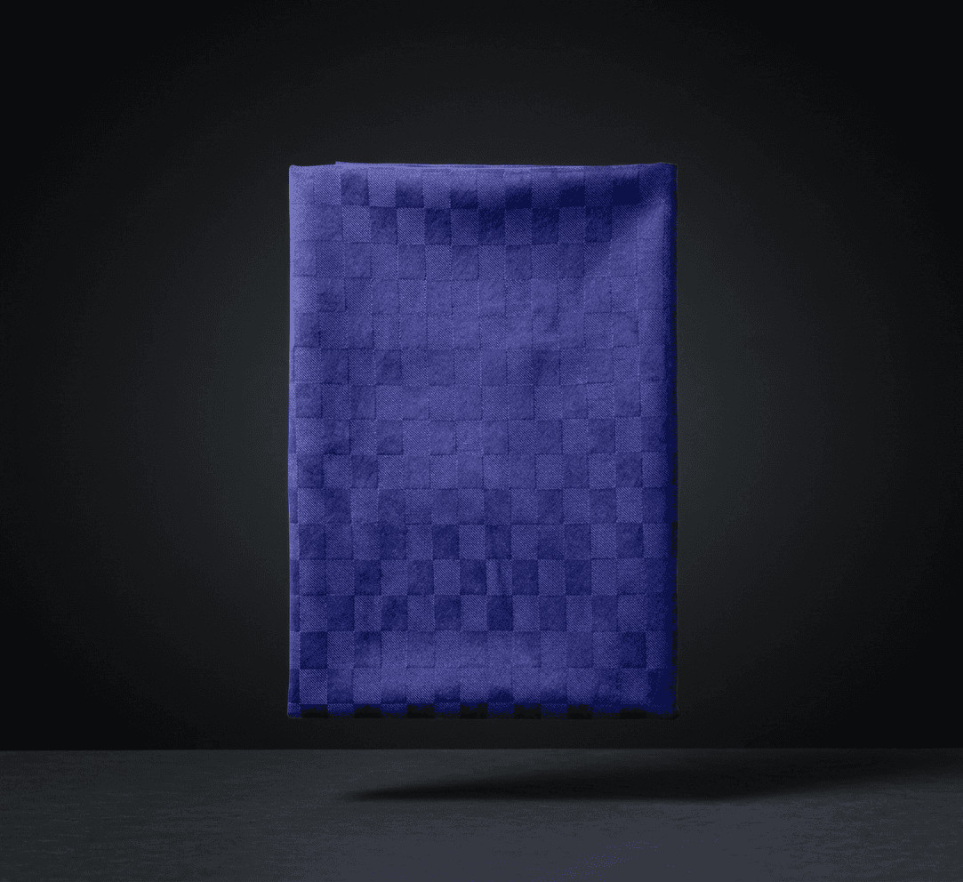 Tovaglia blu antimacchia e idrorepellente 140x175 cm, collezione Dama di Home Sweet Home, con elegante motivo a scacchi tono su tono.