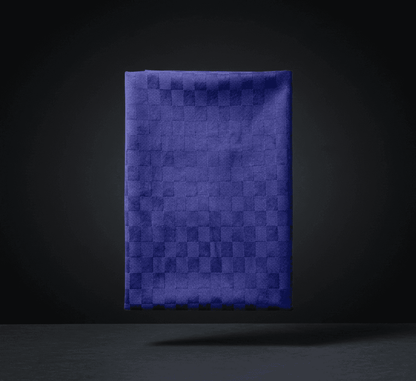 Tovaglia blu antimacchia e idrorepellente 140x175 cm, collezione Dama di Home Sweet Home, con elegante motivo a scacchi tono su tono.